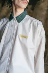 Camisa de algodón a cuadros beige y blanco con cuello tartán verde, manga larga y corte oversize boxy.