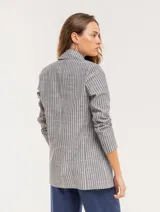 Blazer oversized color beige de corte recto, confeccionado en tela con lino.