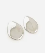 Par de aros plateados con forma ovalada y superficie irregular con efecto de onda.