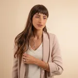 Conjunto compuesto por una cadena fina de plata 925 y un dije colgante con diseño de doble hoja estilizada, una de ellas con acabado liso y la otra con textura brillante.