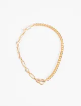 Collar dorado con eslabones de cadena gruesa y eslabones de cadena fina.