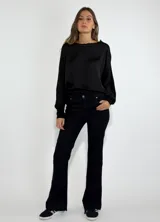 Pantalón de jean negro, corte oxford.