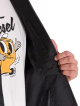 Chaqueta de estilo chore en color negro, confeccionada en sarga encerada. Presenta cierre frontal de cremallera metálica, cuello clásico, bolsillo en el pecho con cierre y etiqueta de la marca Caterpillar.