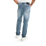 Pantalón de jean corte slim, color azul lavado, con diseño clásico de cinco bolsillos, cierre de cremallera y botón metálico. Incluye remache con logo en bolsillo delantero y parche de marca en la parte trasera.