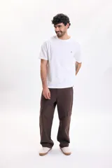Pantalón cargo baggy color marrón, de corte holgado y pierna recta. Cuenta con bolsillos laterales tipo cargo en las piernas y bolsillos frontales de gran tamaño.