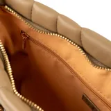 Bandolera color taupe, con diseño acolchado rectangular y herrajes dorados. Tiene correa regulable, acceso con cierre, un bolsillo interno con cierre y otro abierto. El interior es de tela de algodón y poliéster.