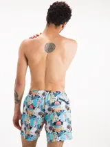 Short de baño con estampado de chicas pin-up, palmeras y puestas de sol. Cuenta con cintura elástica ajustable, bolsillo trasero con cierre y suspensor de malla fina hipoalergénico.