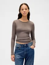 Remera de manga larga confeccionada en tejido rib, con cuello redondo y ajuste al cuerpo.