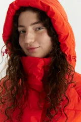 Campera puffer naranja con capucha, cierre frontal con botones a presión y bolsillos laterales. Diseño acolchado y corte corto.