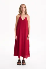 Vestido midi color rojo, sin mangas, con escote en V y tirantes finos tipo halter.