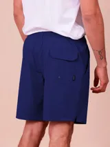 Short de baño liso azul marino de poliamida y elastano con cintura elástica, cordón ajustable jaspeado y bolsillos laterales.
