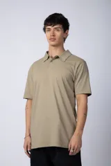 Chomba de manga corta en color blanco, con cuello clásico y cierre frontal de dos botones. Presenta un corte recto y diseño minimalista.