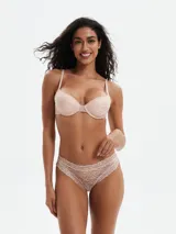 Conjunto de lencería compuesto por un corpiño con aro y una bombacha tipo vedetina, ambos confeccionados en encaje con diseño de animal print sutil en color beige.
