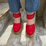 Zapatos de cuero rojo con plataforma, taco ancho y doble tira con hebilla en el tobillo.