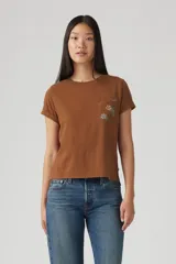 Remera color marrón con bolsillo en el pecho con bordado de flores y texto.