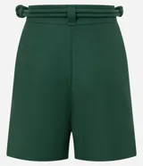 Short de viscosa, lino y poliéster color verde, con cinturón de cuerda doble y hebilla metalizada, trabillas en la cintura y pliegues delanteros.