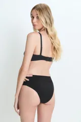 Vedetina menstrual de microfibra con corte láser y terminaciones bondeadas. Cuenta con laterales anchos y un pad interno de absorción moderada con forro de algodón en contacto con la piel.
