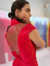 Mono largo color rojo con escote en V, cierre frontal y cinturón.