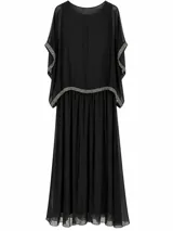 Vestido largo negro de gasa con diseño superpuesto, escote redondo y mangas tipo capa con detalles de pedrería brillante en los bordes y en la cintura.