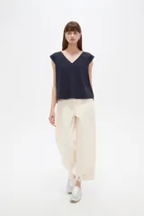 Blusa de viscosa color azul marino, sin mangas, con escote en V y corte al cuerpo.
