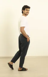 Pantalón de lino y algodón color azul marino, de corte relajado (relaxed fit) con cintura elástica ajustable mediante cordón. Presenta bolsillos frontales y bolsillos traseros.