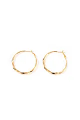 Aros tipo argolla de cobre color dorado, con diseño labrado.