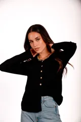 Blusa de morley elastizado color blanco, con escote en V y botones dorados.