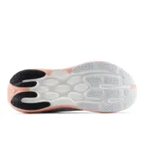 Championes New Balance modelo 1080 v15 de running para mujer, en color blanco con suela rosada y detalles en gris. Cuentan con capellada de malla transpirable, amortiguación avanzada en la suela y el característico logo "N" en los laterales.