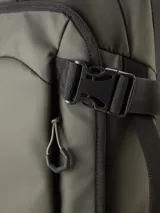 Valija gris con ruedas, manija extensible y múltiples bolsillos con cierre.