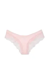 Bombacha tipo cheeky de tiro bajo color rosado, con laterales de encaje floral y corte de pierna alto.