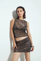 Minifalda ajustada con estampado barroco en tonos marrón, negro y dorado.