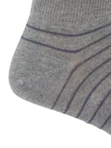 Medias cortas de algodón color gris con diseño de rayas finas horizontales en tono más oscuro.