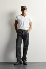 Jeans straight fit de denim oscuro de origen italiano, con tiro bajo, pierna recta y cinco bolsillos. Cierre frontal con botones.