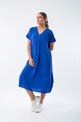 Vestido azul francia de corte suelto, con escote en V y mangas cortas.