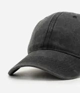 Gorra de seis paneles confeccionada en algodón con acabado desteñido, visera curva y regulador trasero.