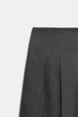 Pantalón de tiro alto confeccionado en mezcla de lino. Detalle de pliegues en el delantero y pernera recta. Cuenta con bolsillos laterales y falsos bolsillos con botón en la espalda. Cierre frontal con cremallera, botón interior y gancho metálico oculto.