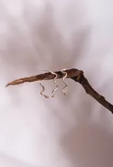 Par de aros de plata 925 con forma de espiral irregular.