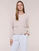 Camperita de tela liviana color beige, de silueta entallada con cuello a la base y abotonadura frontal con botones a tono. Cuenta con dos bolsillos con solapa en el frente, mangas largas con puños abotonados y largo a la cintura.