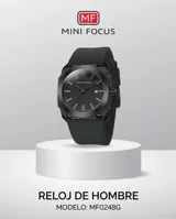 Reloj analógico de pulsera Mini Focus con diseño minimalista totalmente negro. Cuenta con caja de aleación metálica, esfera con índices y manecillas en tono oscuro, y correa de silicona con cierre de hebilla.