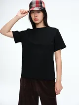 Camiseta de manga corta con cuello redondo y corte recto, confeccionada en una mezcla de algodón y elastano.