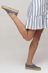 Chatita de lona color gris, con diseño slip-on sin cordones y suela revestida con textura de yute.