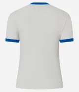 Remera de algodón con cuello redondo y mangas cortas, con vivos en color azul en cuello y mangas. Presenta una estampa frontal con la inscripción 'Puerto Rico 98 San Juan' en colores azul y bordó.
