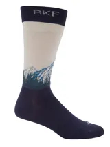 Calcetín de largo medio marca RKF, con diseño de paisaje montañoso en la caña y logo bordado en el puño. Presenta una combinación de colores azul marino y beige.