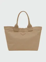Bolso tipo shopper de gran tamaño, color caqui, con cierre de broche de madera y tira de cuero ajustable. Cuenta con doble asa de mano y diseño minimalista.