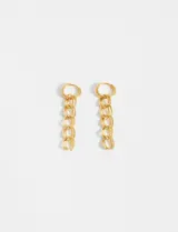 Par de aros colgantes dorados, con cierre de aro y cadena de eslabones largos.