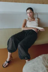 Top de punto rib negro con escote redondo y tirantes anchos decorados con aplicación de encaje a tono.