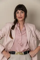 Blazer de cuero color lavanda, con cuello y solapa, bolsillo pequeño en el pecho y dos bolsillos con tapa en el frente.