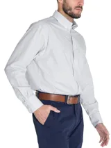 Camisa de manga larga RKF de corte regular fit, con diseño a rayas finas en tonos celestes y grises. Presenta cuello button-down, cierre frontal con botones, un bolsillo en el pecho con el logo bordado y detalles bordados en el puño.