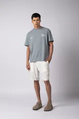 Bermuda cargo de lino y rayón color blanco, con bolsillos laterales tipo cargo, cintura elástica con cordón ajustable y calce relajado.