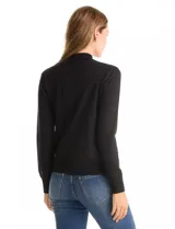 Buzo de punto color beige, con cuello alto y manga larga. Presenta un diseño de tejido liso con detalle de canalé en los hombros y puños.